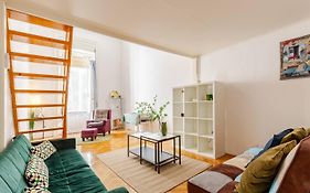 Vibrant Center Apartment